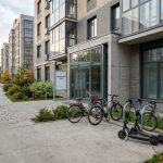 Apartment_building_entrance_with…_202606201234_2.jpeg